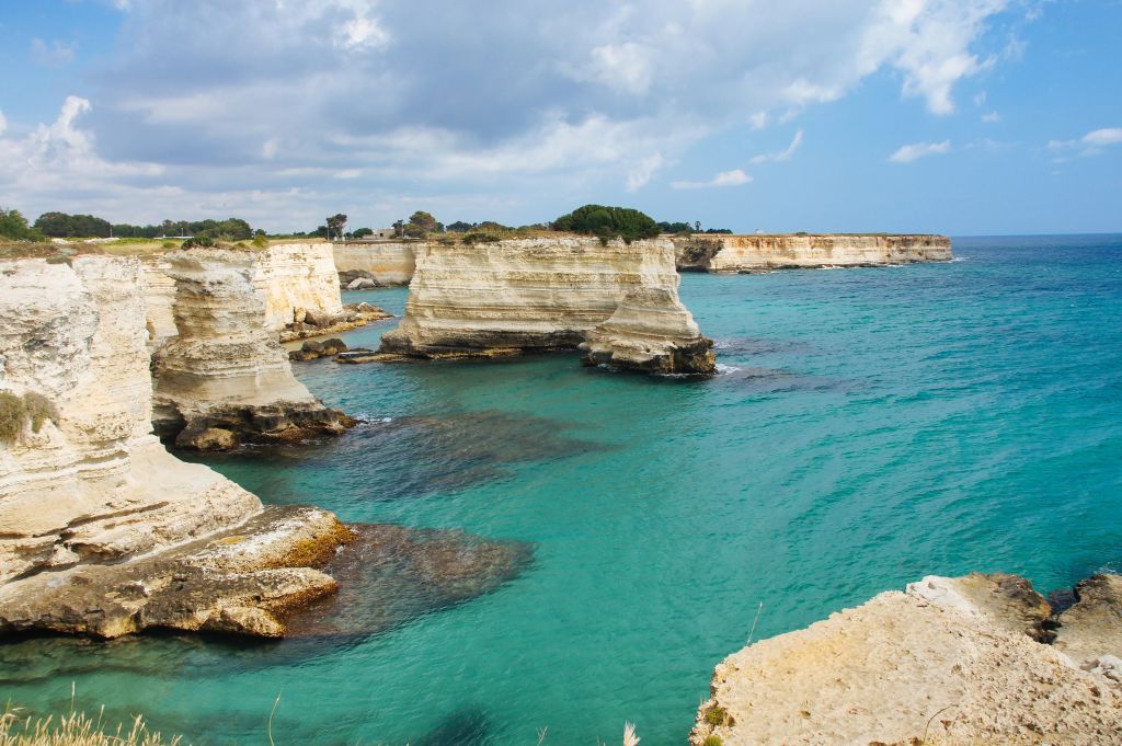 Faraglioni di Torre Sant’Andrea sulla costa adriatica salentina – mare turchese e scogliera, trekking vista mare in Puglia.