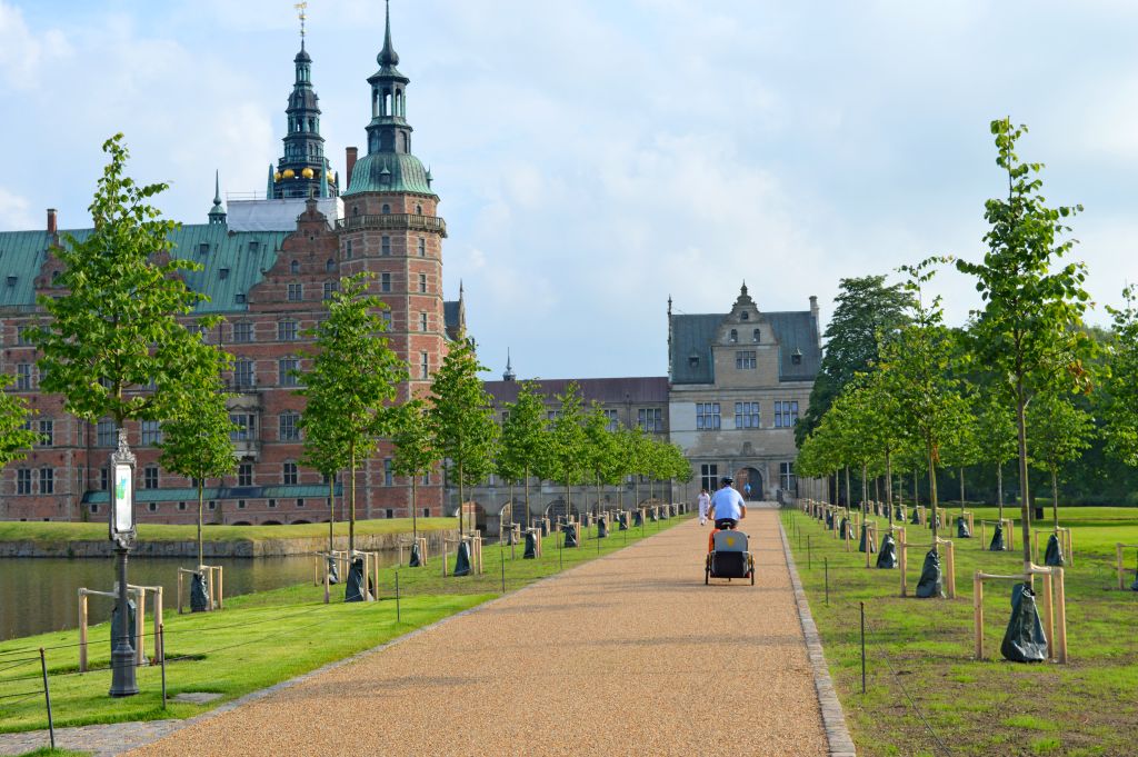 Viale tra i giardini che conduce al castello di Kronborg a Helsingør, Danimarca
