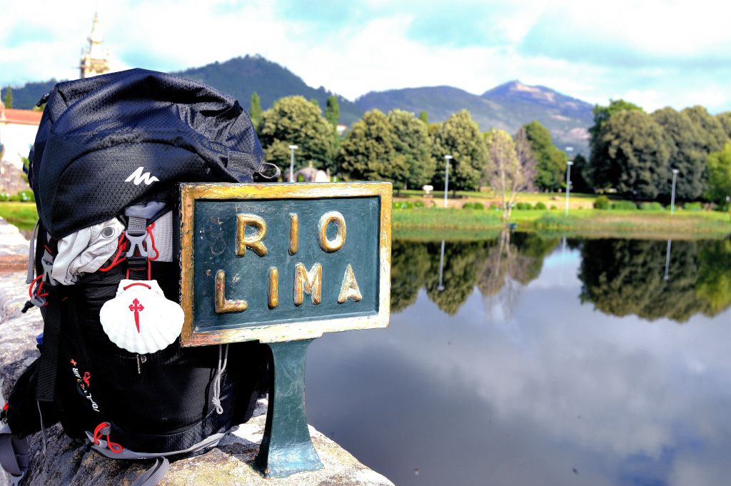 Zaino con conchiglia appoggiato su ponte in pietra, Ponte da Lima, Cammino Portoghese