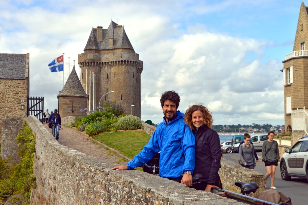 Coppia sulle mura dello storico castello fortificato di Fort-la-Latte, situato su una scogliera della Bretagna, Francia