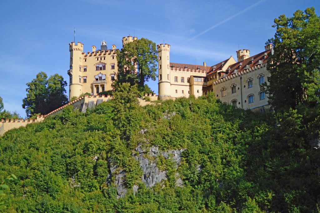 Castello di Harburg, su una collina verde lungo la Romantische Strasse, Germania.