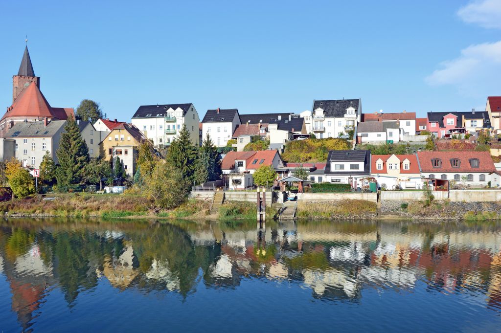 Veduta panoramica di Waren con il porto e le case tipiche sul lago Müritz.