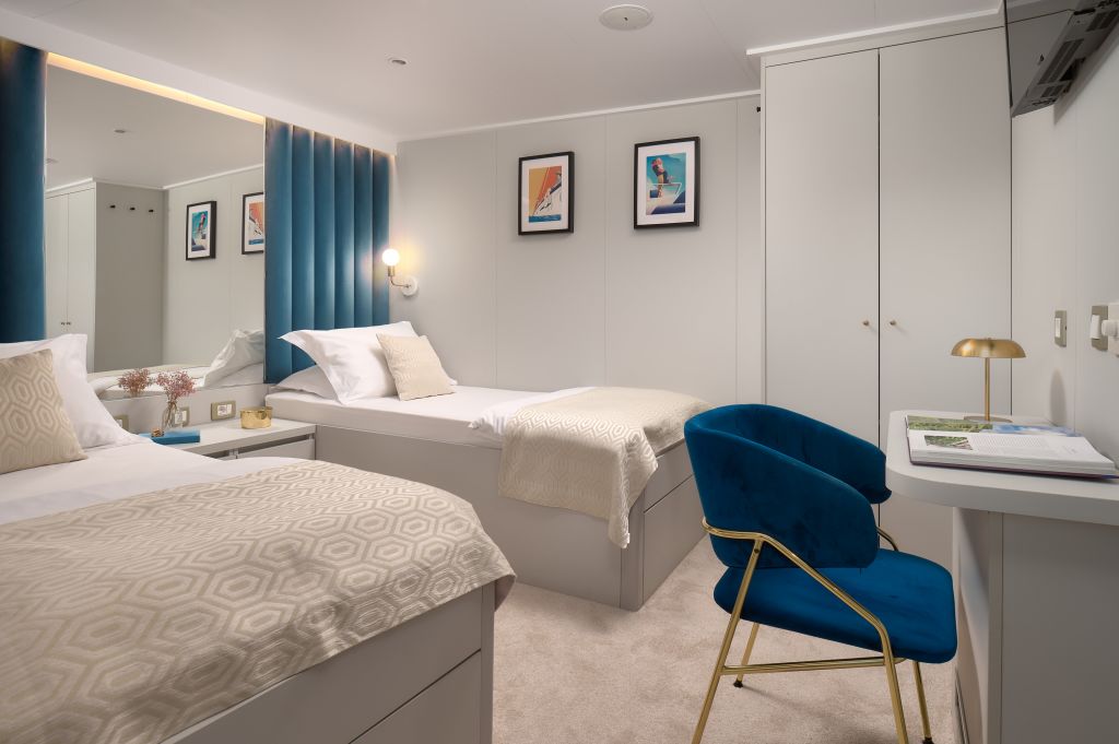 Modernes Doppelzimmer mit Designdetails.