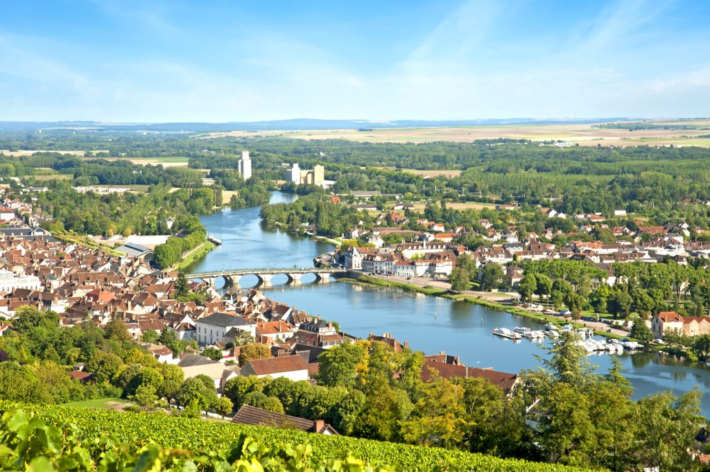 Panoramablick auf Auxerre und den Fluss Yonne vom Hügel aus.