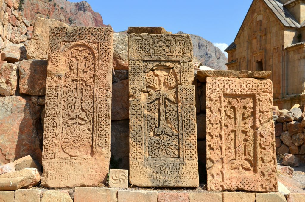 Ingresso decorato del monastero rupestre di Geghard, Patrimonio UNESCO in Armenia.