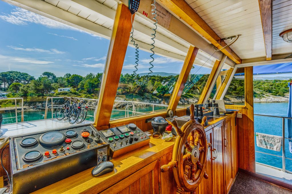 Cabina di navigazione barca "Linda"