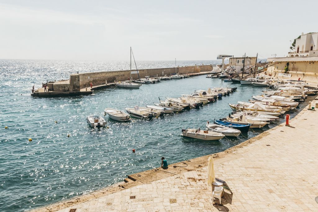 Porto turistico di Santa Maria di Leuca con barche ormeggiate, Salento.