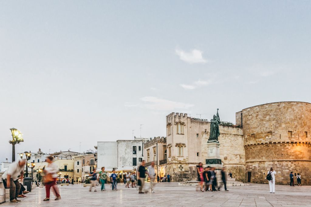 Vista della città storica di Otranto con il mare sullo sfondo, Salento.
