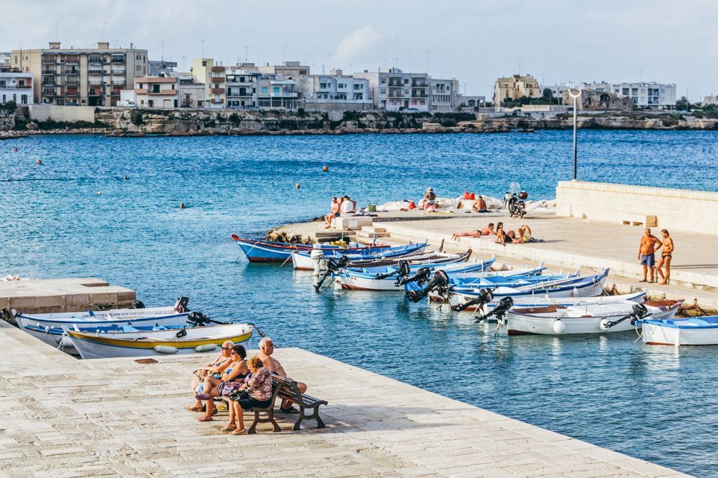 Touristenhafen mit Booten und kristallklarem Wasser in Salento, Apulien