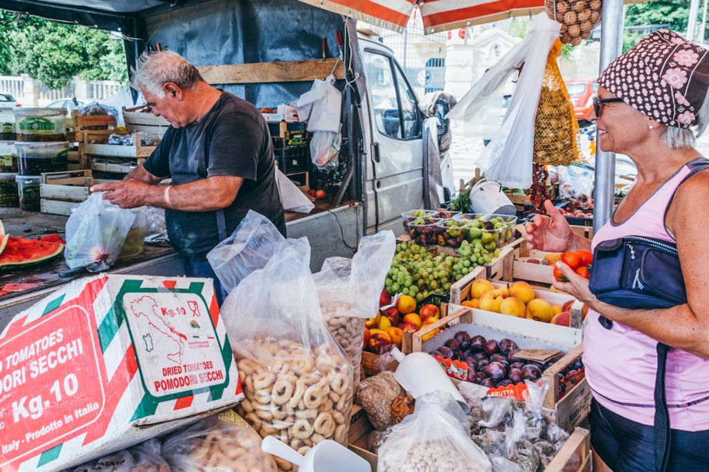 Bancarella di souvenir e prodotti tipici locali, Lecce, turismo responsabile