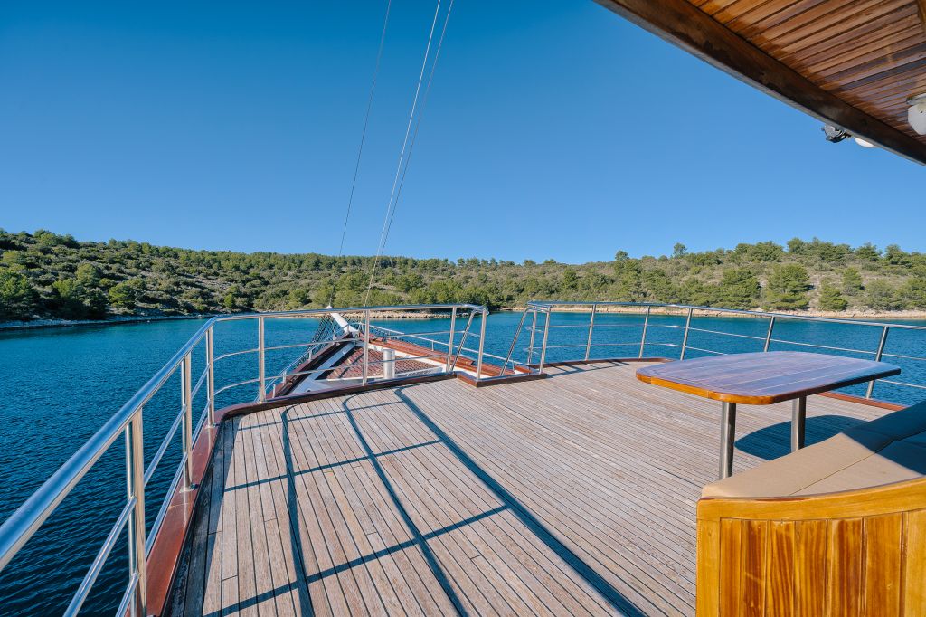 Barca da crociera attraccata vicino al molo del Parco Nazionale di Kornati, Croazia.