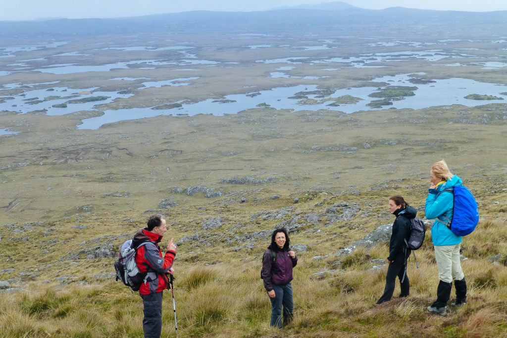 Gruppo di escursionisti che attraversa il paesaggio roccioso del Burren, viaggi trekking "Girolibero"