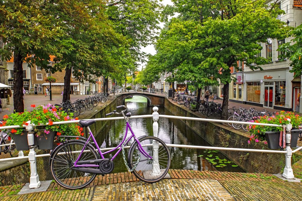 Vista dal ponte su un canale nel centro di Delft