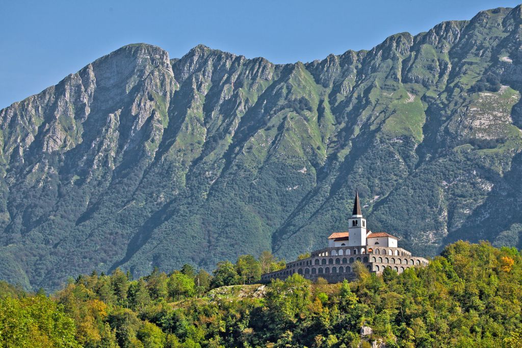Veduta del monte Triglav, la cima più alta della Slovenia, circondata dalle Alpi Giulie.
