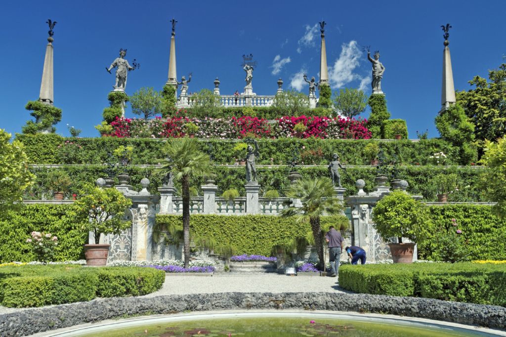 Giardini barocchi di Palazzo Borromeo sull’Isola Bella, con fontane, statue e terrazze fiorite.