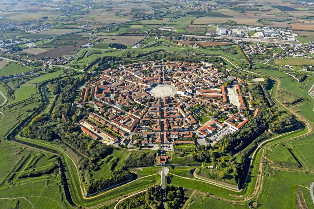 Vista aerea della città murata di Palmanova, a forma di stella, in Friuli Venezia Giulia.