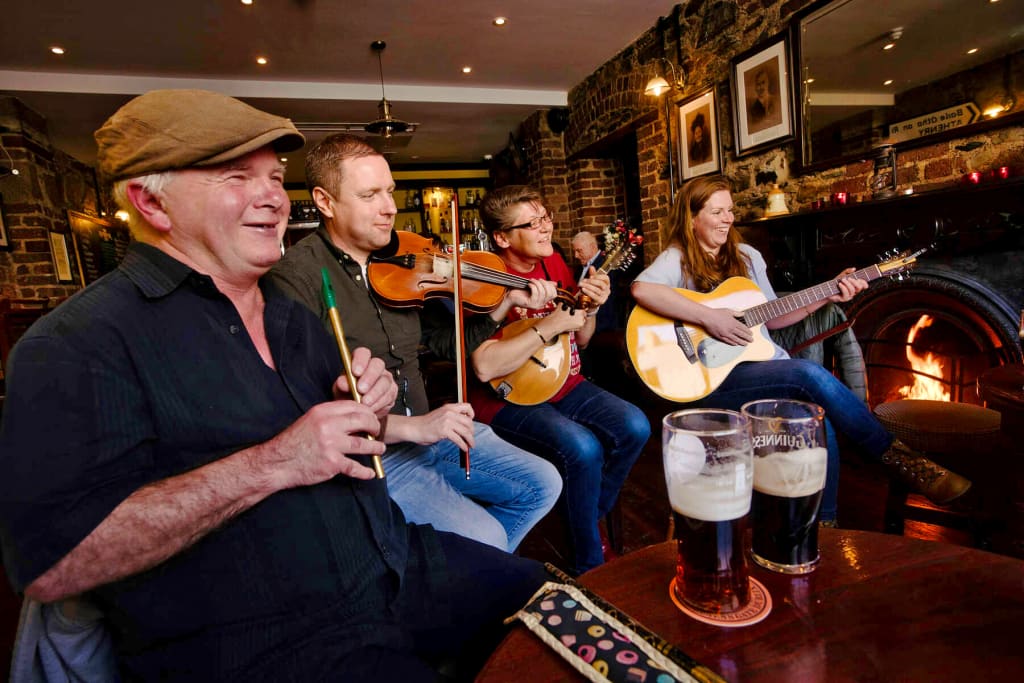 Suonatori di musica tradizionale irlandese in un pub accogliente a Doolin, Irlanda