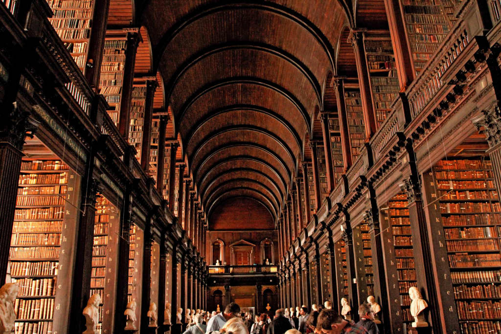 Sala principale del Trinity College Library a Dublino, famosa per la sua lunga sala con scaffali in legno