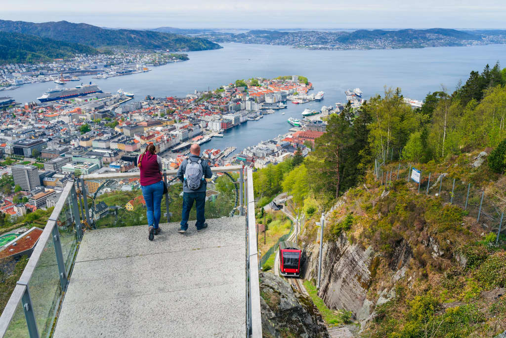 Coppia che ammira la città di Bergen dall’alto della funicolare di Fløibanen.