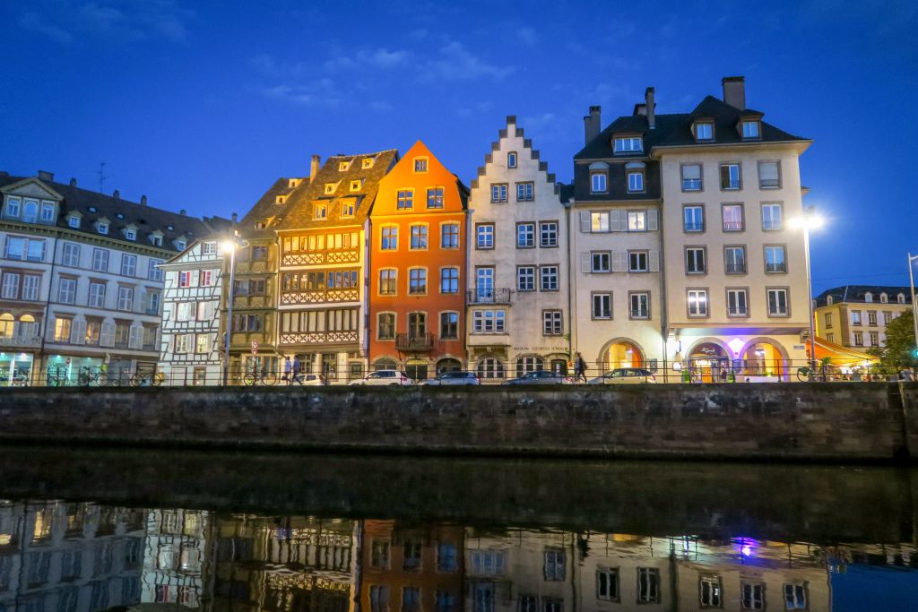 Centro storico illuminato e case colorate a Strasburgo, Francia.