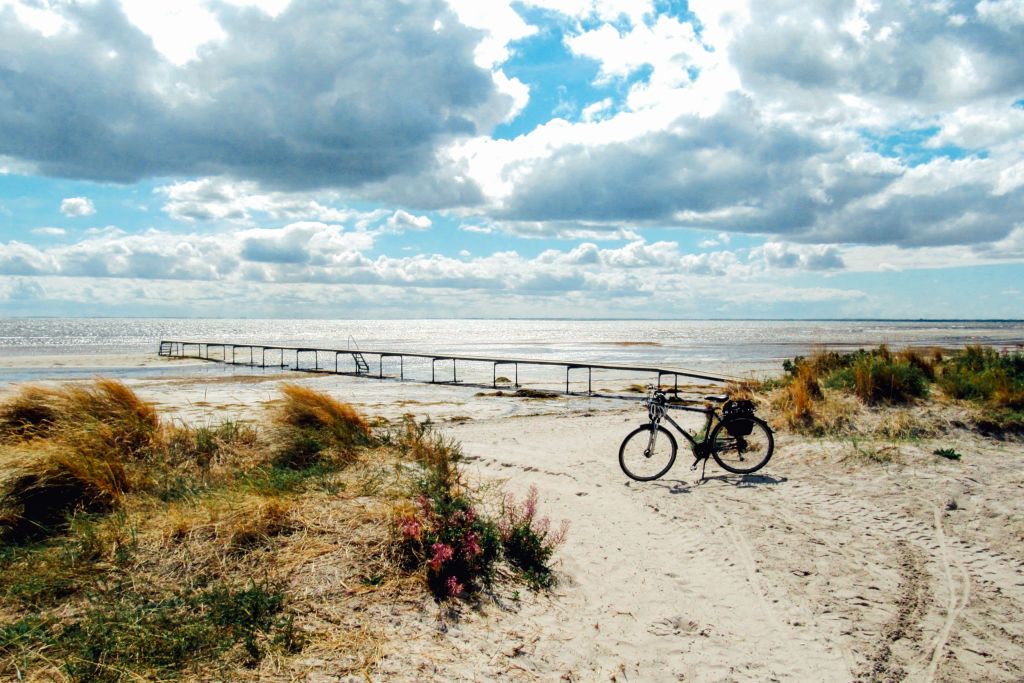 Bici in sosta lungo la costa danese, con vista sul mare.