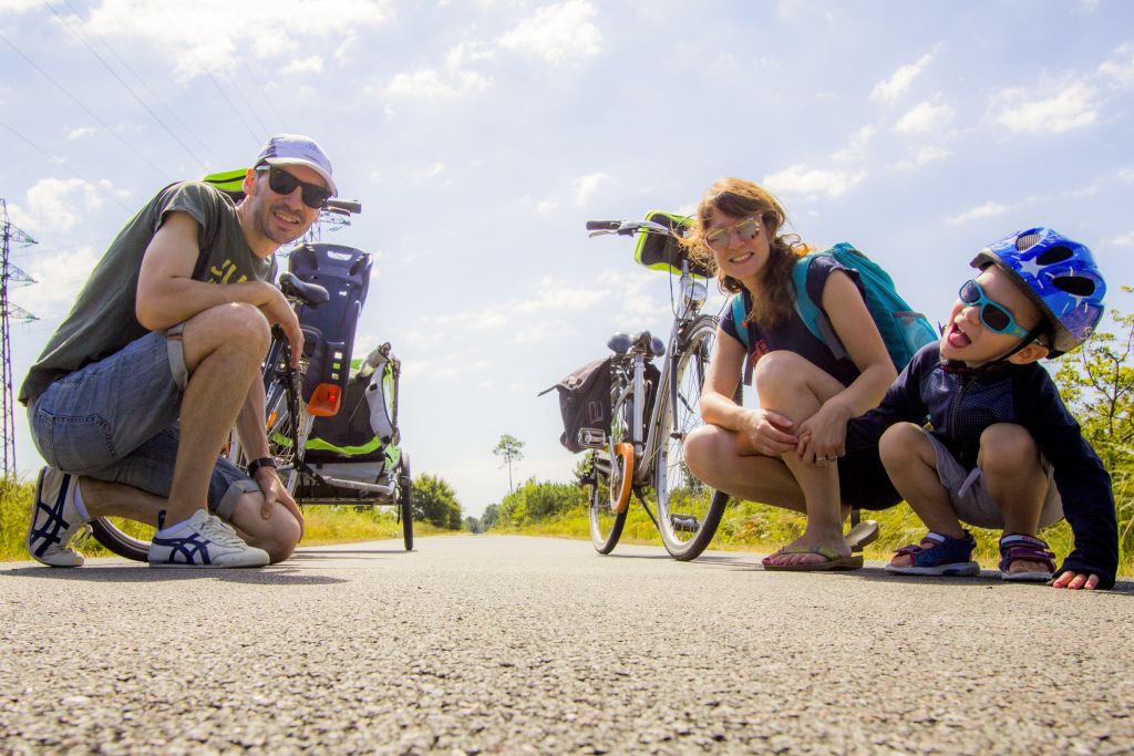Famiglia in sosta con bici sul percorso da Pilat a Cap Ferret, viaggi in bici per famiglie "Girolibero"