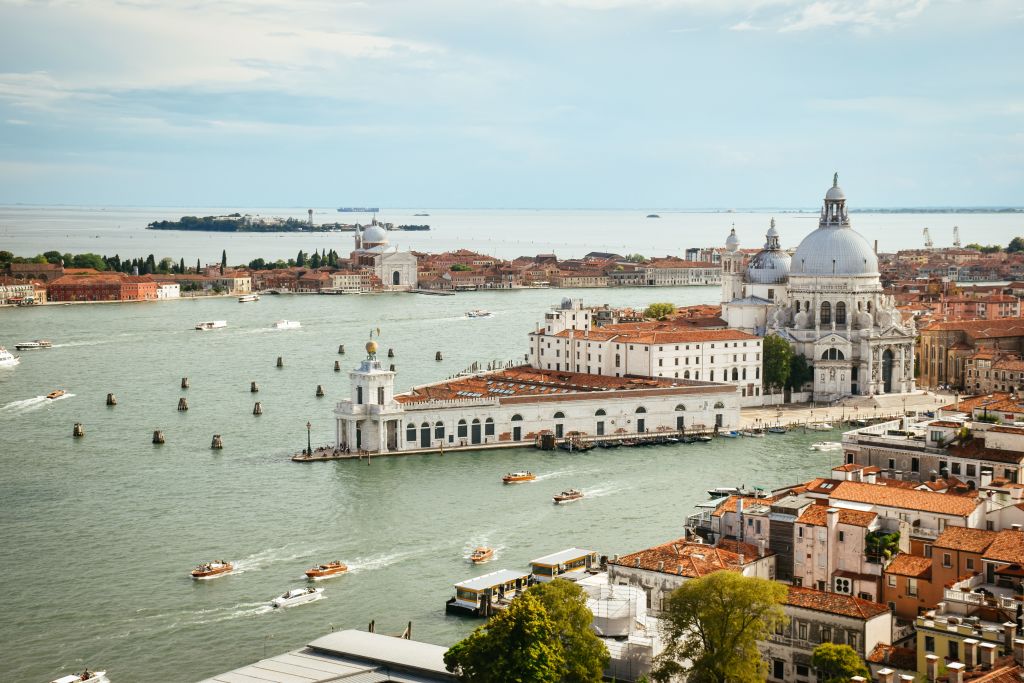 Vista panoramica di Venezia con la Basilica di Santa Maria della Salute, Italia.