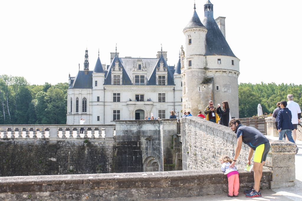 Papà con bambina davanti al Castello di Chenonceau, Castelli della Loira, Francia.