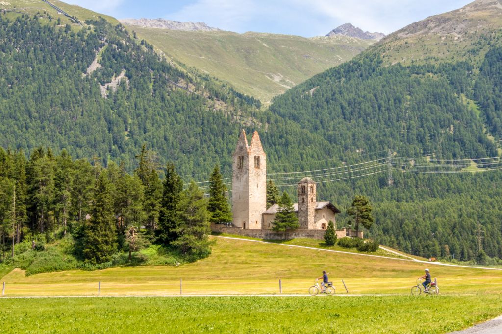 Ciclisti vicino a una chiesa in Val Pusteria, Italia.