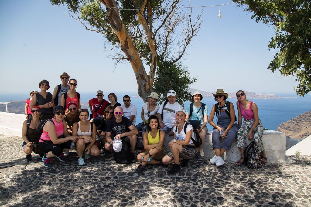 Gruppo di escursionisti sotto un albero con vista sul mare, Sifnos, trekking in gruppo "Girolibero " in Grecia