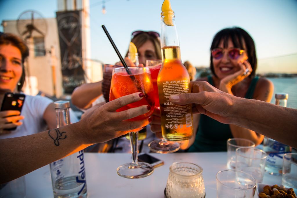Brindisi tra compagni di viaggio durante una cena, vacanze in gruppo 