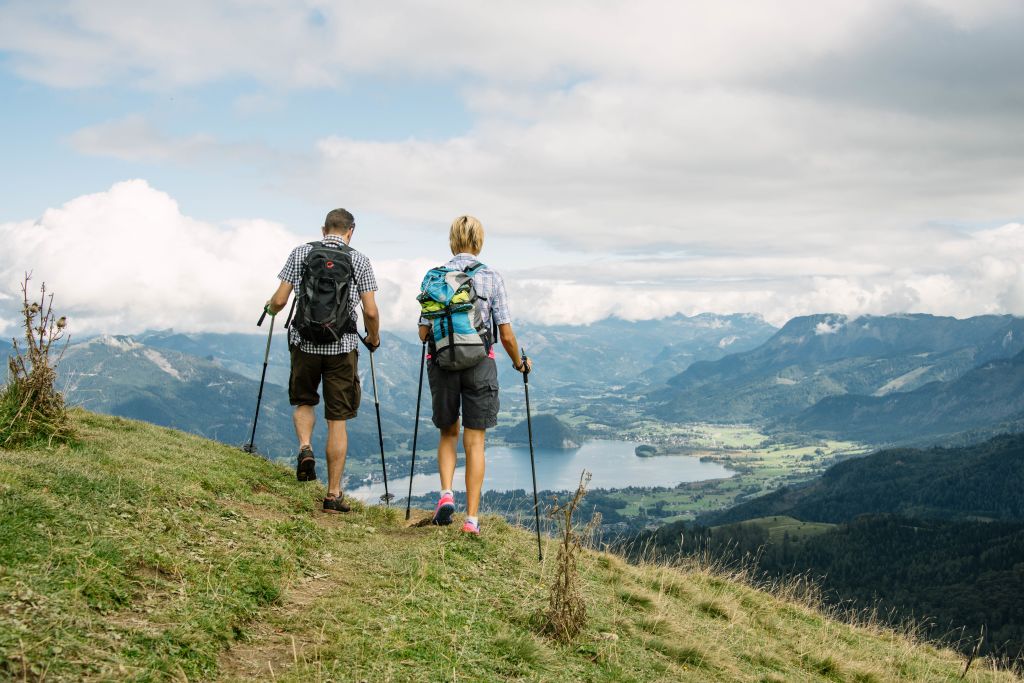 Coppia di escursionisti, trekking tra laghi del Salzkammergut, Austria