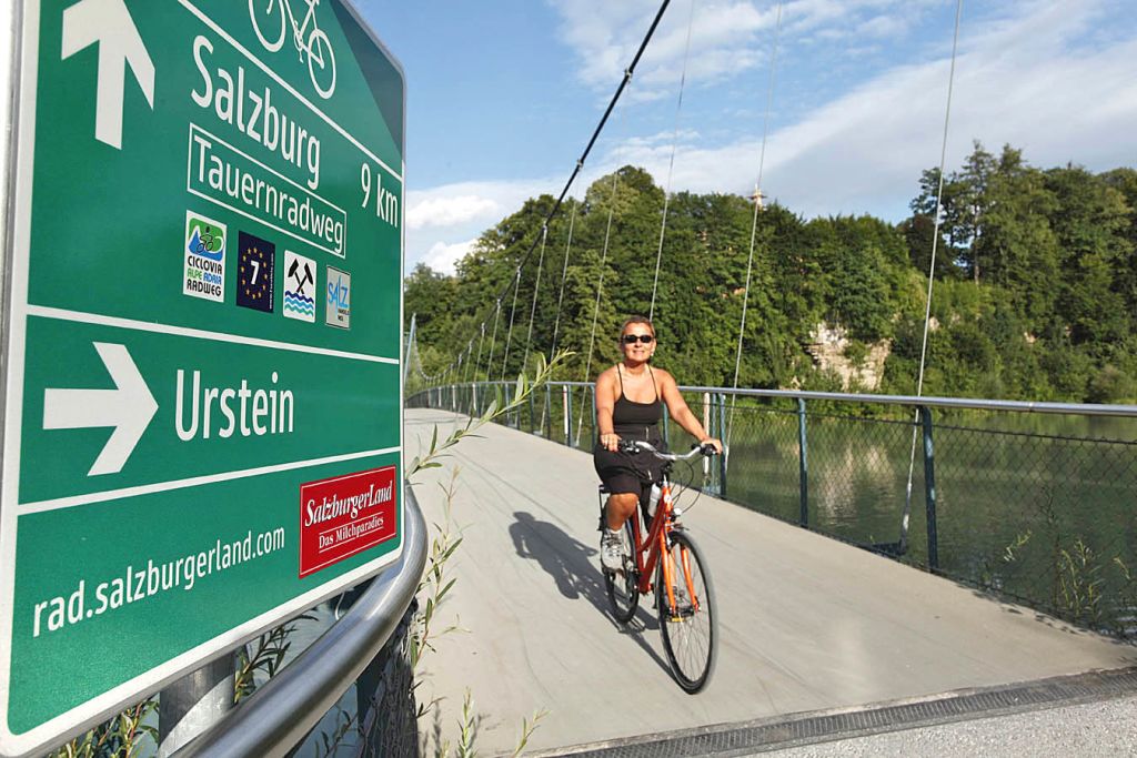 Cicloturista in bici Girolibero, lungo la famosa ciclabile dei Tauri, da Krimml a Salisburgo, Austria