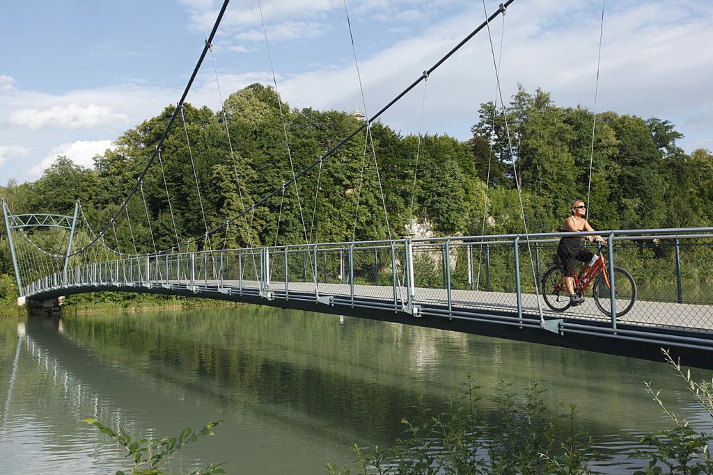 Cicloturista in bici Girolibero, lungo la famosa ciclabile dei Tauri, da Krimml a Salisburgo, Austria