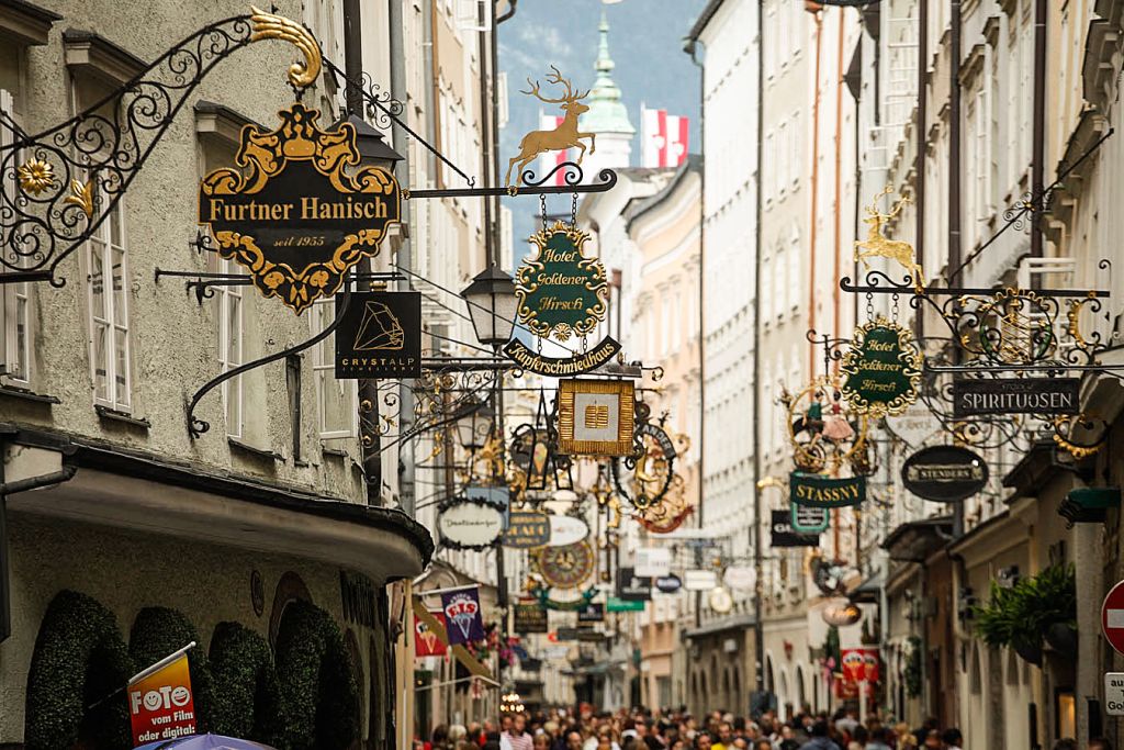 Strada pedonale con negozi in un centro storico lungo la Ciclabile dei Tauri, Austria