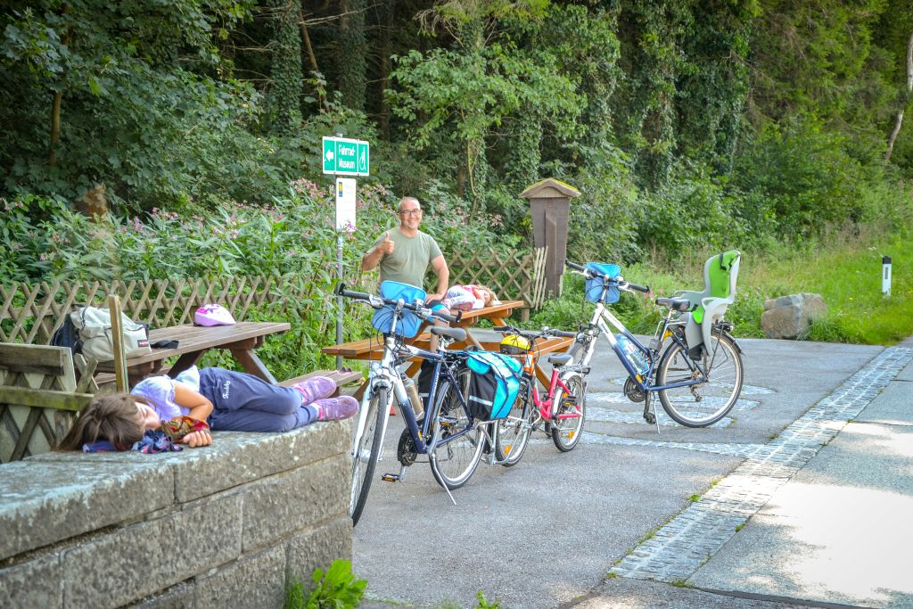 Famiglia con bambini in bici, follow me tandem, seggiolino, relax, vacanze per famiglie, Austria