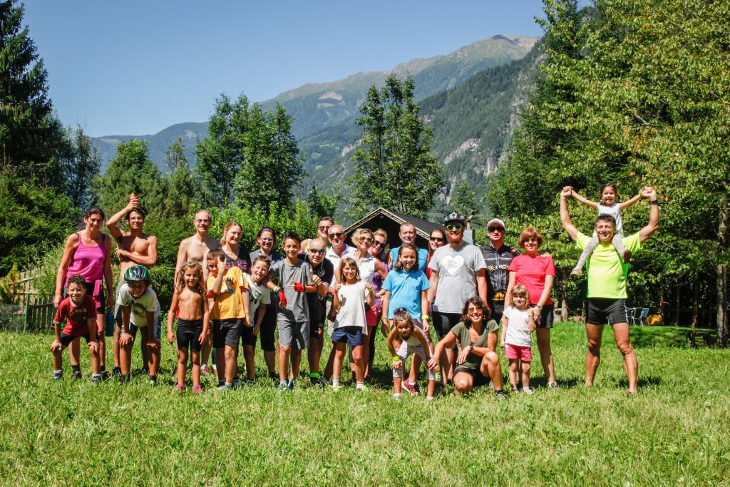 Gruppo di cicloturisti con bambini, paesaggio verde, divertimento, valle del Sole, Austria