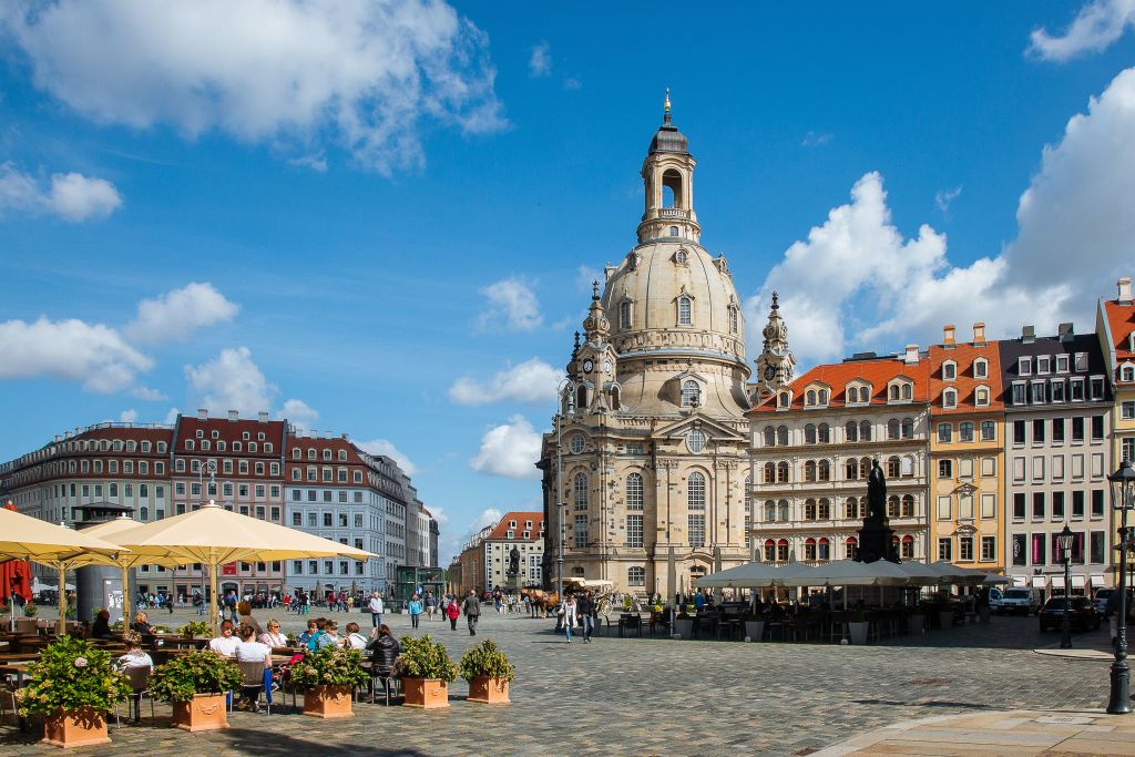 Veduta del Frauenkirche e di edifici storici nella piazza principale di Dresda, Germania.