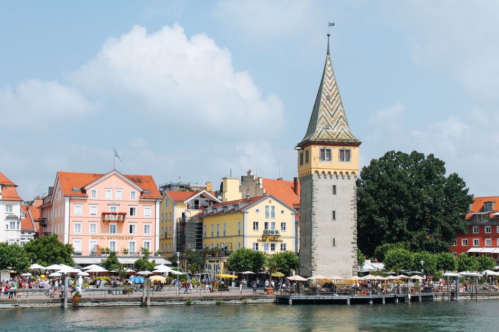 Porto di Friedrichshafen con case colorate e chiesa di St. Nikolaus affacciate sul Lago di Costanza.