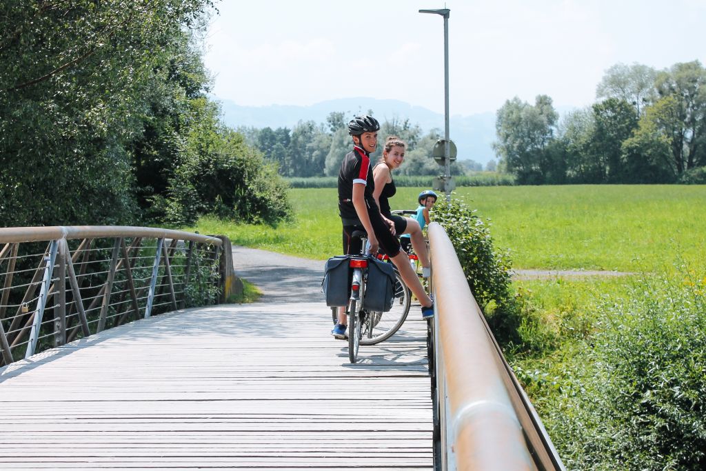 Ciclista su un ponte di legno, pista ciclabile in Germania vicino al Lago di Costanza