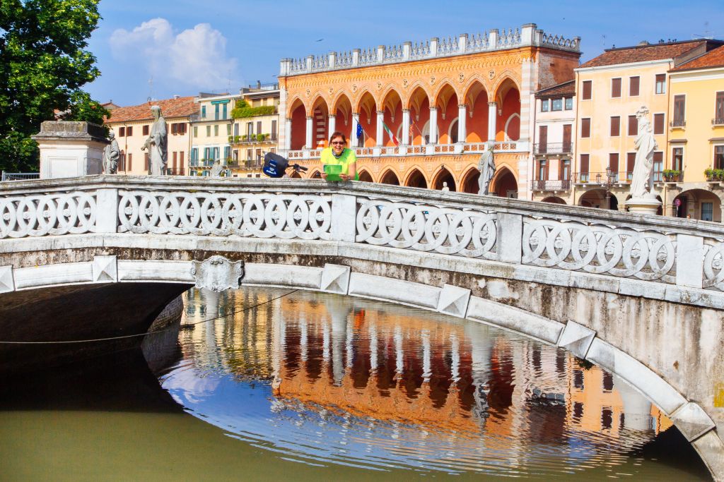 Radfahrer, die mit "Girolibero" unterwegs sind, halten für ein Foto in Prato della Valle, Padua