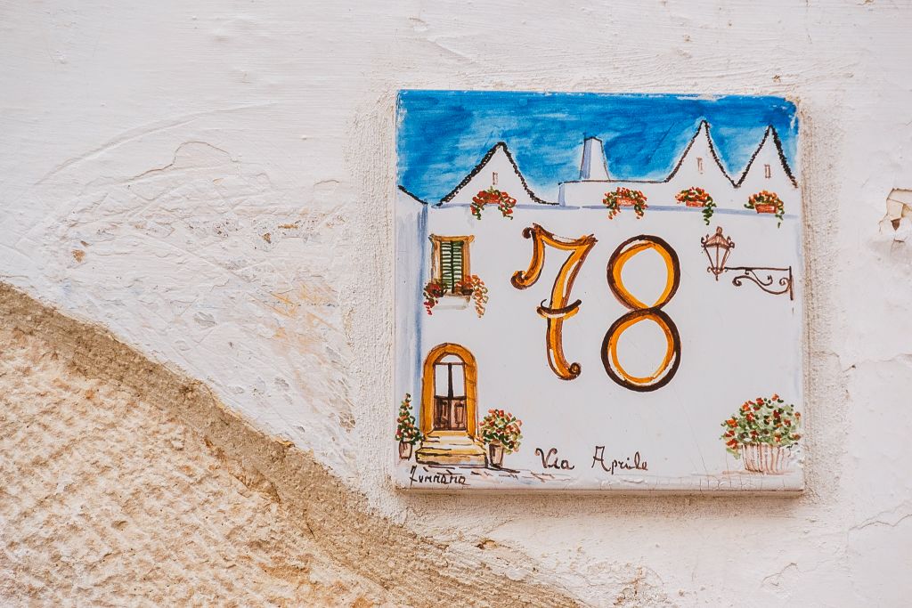 Piastrella di ceramica decorata con numero civico di una via tra Matera e Lecce, Puglia