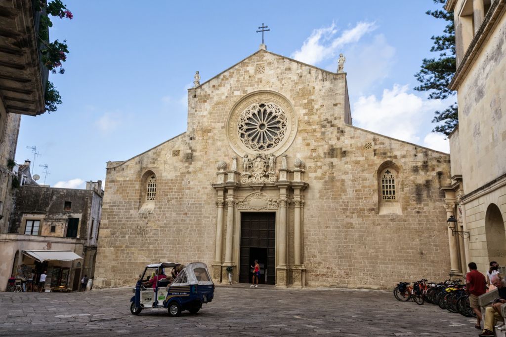 Chiesa di San Matteo a Lecce con facciata barocca in pietra bianca, Salento.