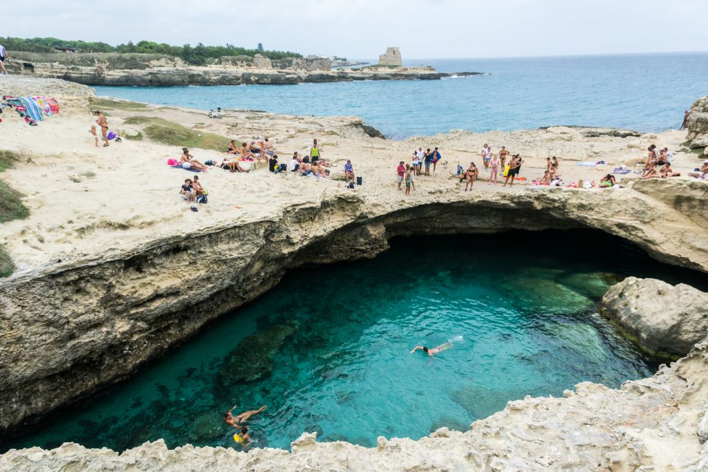 Piscina naturale con acque turchesi a Torre Sant’Andrea, Puglia, scorci di mare nel Salento