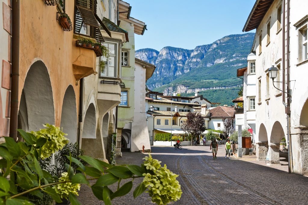 scorcio di un centro altoatesino con vista sulle montagne