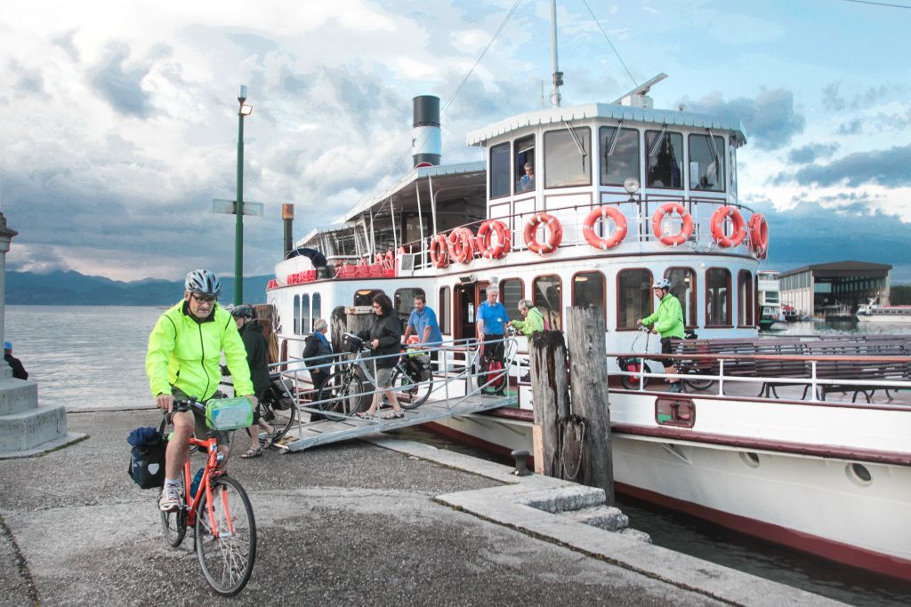 Cycle tourists leave the barge with their bikes and set off on the route, bike and barge tours "Girolibero"