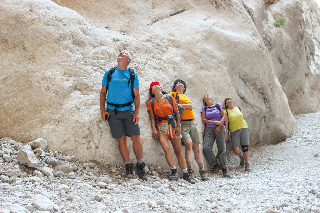 Escursionisti col naso all'insù, trekking di gruppo in Sardegna, curiosità, Golfo di Orosei