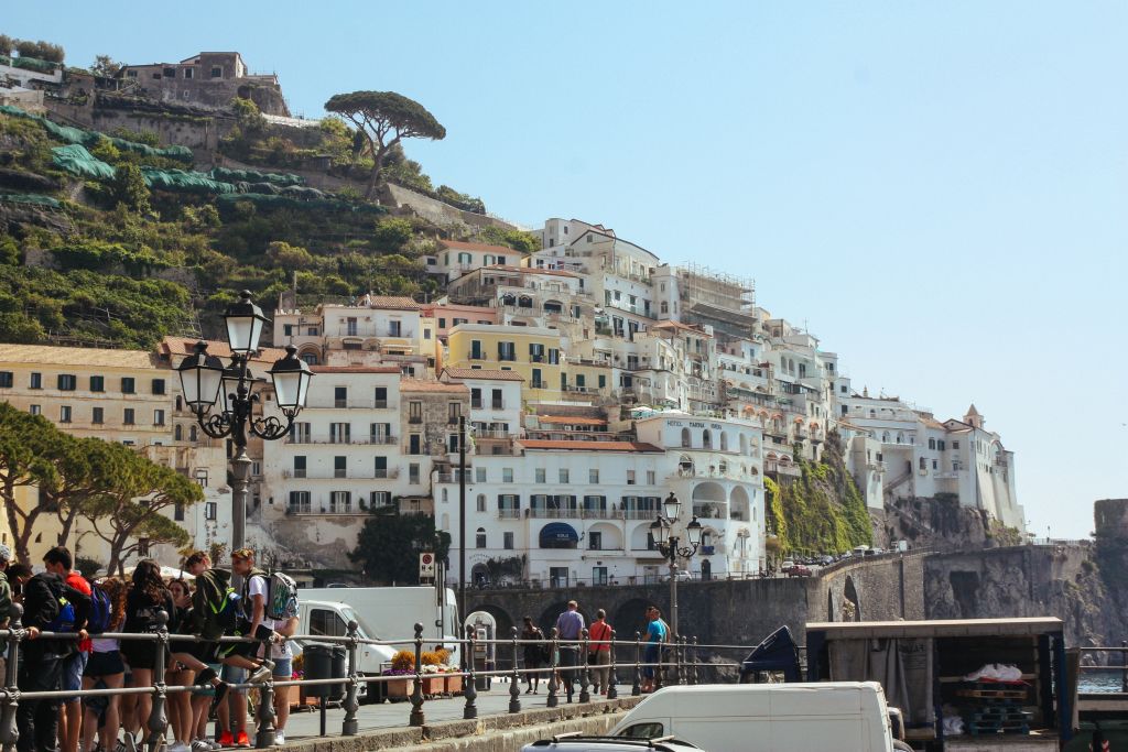 Case colorate che si affacciano sul mare nella cittadina di Amalfi, Italia.