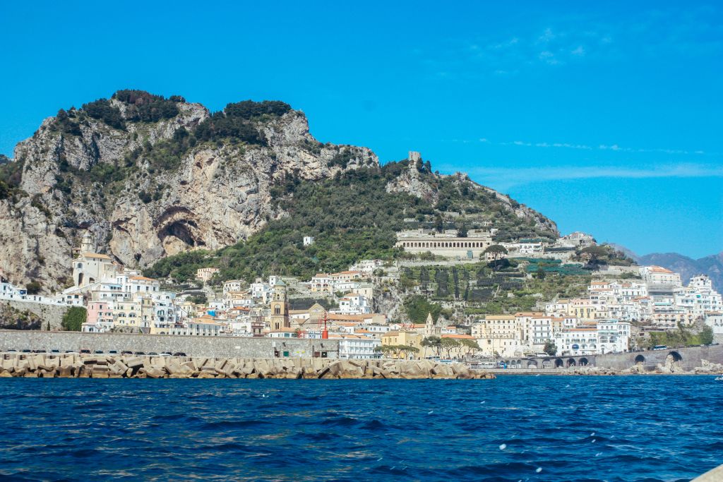 Vista panoramica del porto e delle scogliere di Amalfi, Italia.