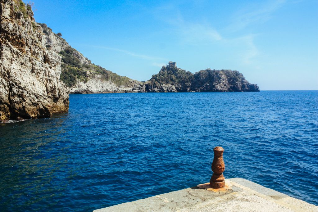 Vista del mare e dei Faraglioni di Capri dalla costa della Costiera Amalfitana, Italia.